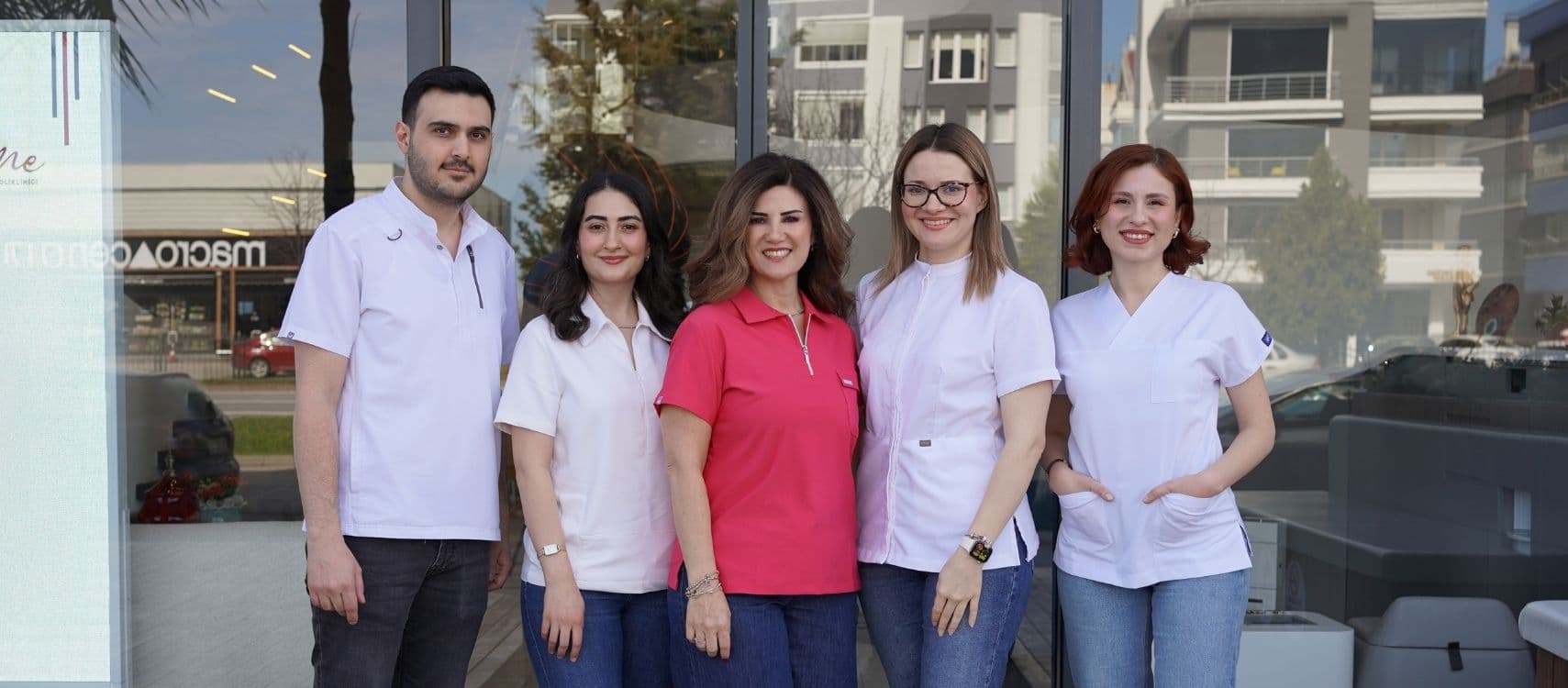 Dental Prime hekimleri kliniğin önünde