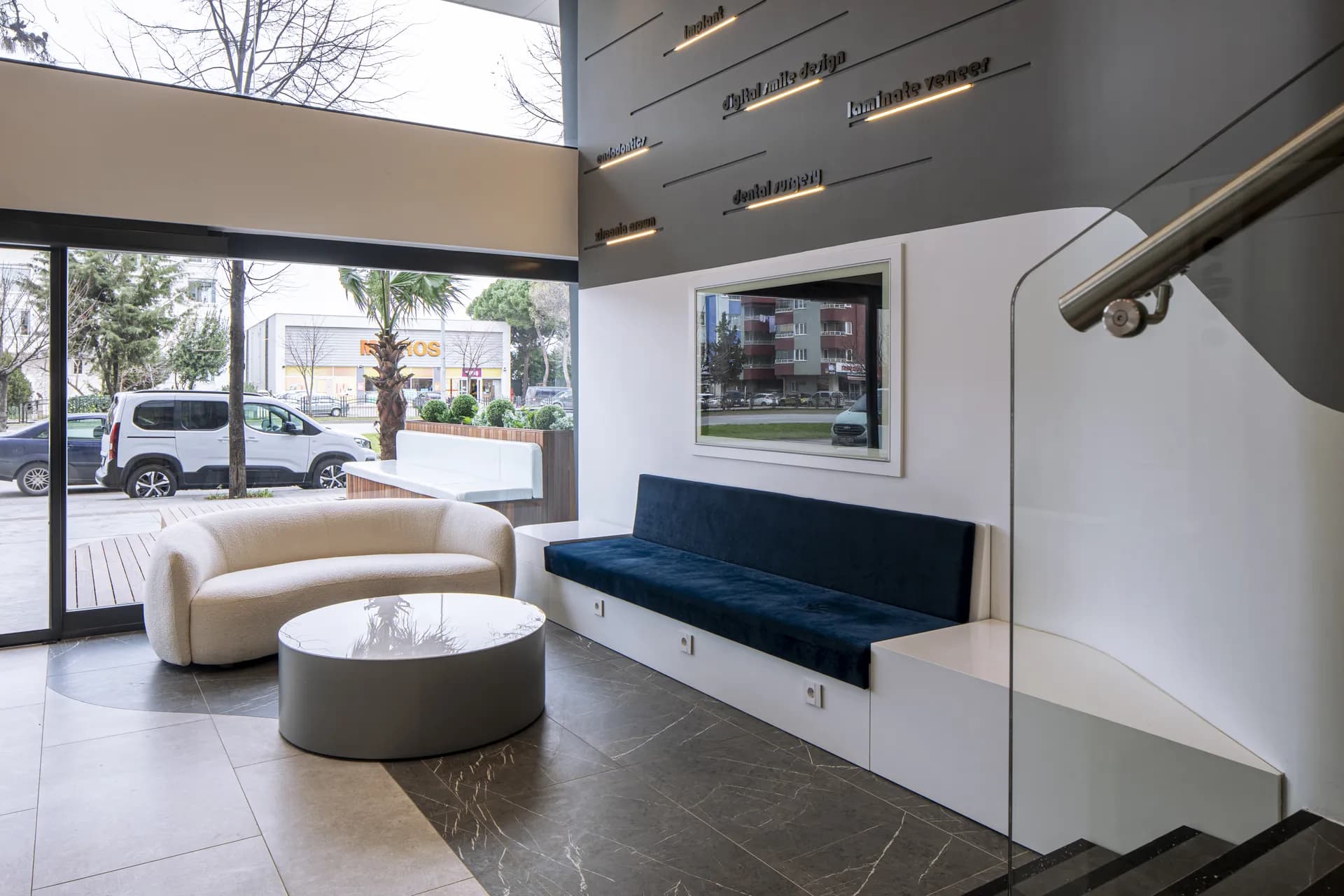 Dental Prime’ın doğal ışık alan bekleme bölümü