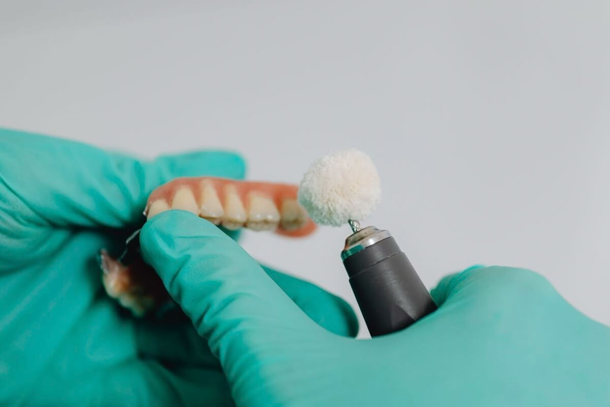 İmplant Üstü Protez Bakımı ve Temizliği