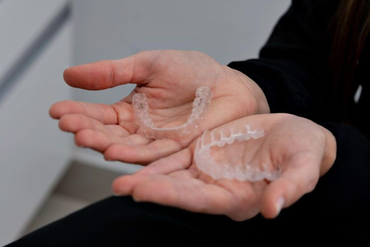 Invisalign Tedavisi Sonrası Dişlerin Sabitlenmesi
